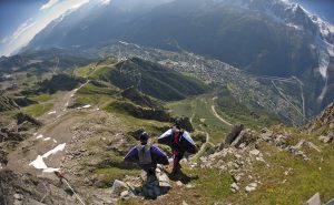 El vuelo en un traje aéreo (wingsuit) se practica, entre otros lugares, en los riscos ubicados entre Arizona y Utah. Foto: AP