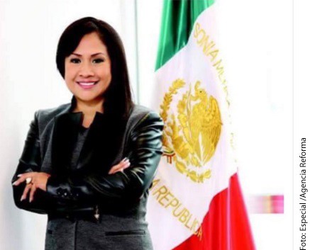 Critican a senadora por foto con bandera