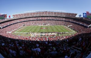 El Levi's Stadium fue inaugurado en el verano de 2014 y tuvo un costo de mil 300 millones de dólares, en el verano de 2014. Foto: AP