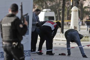 La explosión, que se oyó de varios vecindarios, se produjo cerca de un parque donde se alza un importante obelisco, a unos 25 metros (yardas) de la histórica Mezquita Azul. Foto: AP