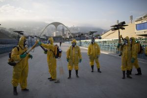 Funcionarios sanitarios se preparan en Río de Janeiro, Brasil, para rociar insecticida y así combatir al mosquito Aedes aegypti que transmite el virus zika. Foto: AP