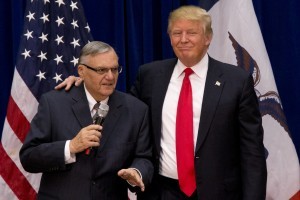 Joe Arpaio durante una de las actividades del precandidato republicano Donald Trump. Foto: AP