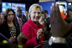 La precandidata presidencial demócrata Hillary Clinton saluda a la multitud después de pronunciar un discurso durante una reunión abierta en la escuela elemental Denmark Olar en Denmark, South Carolina, el viernes 12 de febrero de 2016. (AP Foto/Jacquelyn Martin)