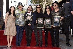 Los oradores invitados América Ferrera y Carlos Santana posan con los miembros de Maná Sergio Vallín, Juan Calleros, Alex González y Fher Olvera, de izquierda a derecha, durante la ceremonia de develación de la estrella de la banda mexicana en el Paseo de la Fama de Hollywood, el miércoles 10 de febrero del 2016 en Los Angeles. (Foto por Chris Pizzello/Invision/AP)