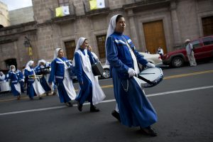 Una banda de monjas de la ciudad de Monterrey toca sus instrumentos en un desfile espontáneo la víspera de la llegada del papa Francisco, en Morelia, en el estado mexicano de Michoacán, el lunes 15 de febrero de 2016. En su visita de un día a esta ciudad, el pontífice acudirá a la catedral, se reunirá con jóvenes y celebrará misa con sacerdotes y seminaristas. (Foto AP/Rebecca Blackwell)