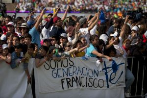 La reunión con los jóvenes, varios de los cuales lloraron al escuchar el discurso del papa, ha sido por mucho la más colorida de su visita al país, con bailarines que movían mariposas gigantes y grupos de mariachi. Foto: AP