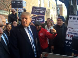 El precandidato presidencial republicano, Donald Trump, saluda a los votantes en la Escuela Primaria Webster, en Manchester, New Hampshire, el martes 9 de febrero de 2016. (Foto AP/Jill Colvin)