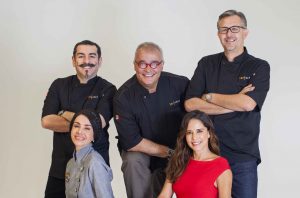 Ana Claudia Talancón conduce Top Chef México, cuyos jueces son los prestigiados chefs Martha Ortiz Chapa, Guillermo González, Juantxo Sánchez y Aquiles Chávez. Foto: Cortesía Canal Sony