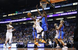 el Thunder de Oklahoma City se despegó en el marcador durante los últimos cuatro minutos para doblegar el lunes 122-106 a los Suns 