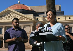 Francisca Porchas, derecha, directora organizadora de Puente, habla contra una serie de proyectos de ley contra los inmigrantes, el jueves 11 de febrero de 2016, en Phoenix, Arizona. Porchas forma parte de Puente, una organización de defensa de los derechos humanos y de los inmigrantes. (AP Photo/Ryan Van Velzer)