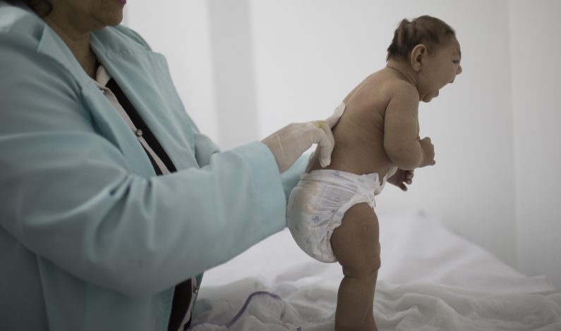 Papa insinúa que anticoncepción es lícita en caso de zika