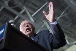 El senador Bernie Sanders ha reunido a grandes y jóvenes multitudes en todo el estado, instó a los votantes a ayudarlo a "hacer historia" con una victoria en Iowa.