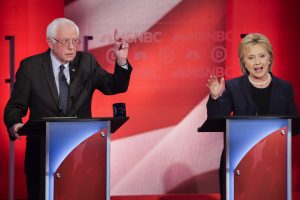 El senador por Vermont y precandidato presidencial demócrata, Bernie Sanders, reacciona a una respuesta de su rival en la carrera por la nominación, Hillary Clinton, durante el debate que enfrentó a ambos políticos, organizado por la televisora MSNBC en la Universidad de New Hampshire, el 4 de febrero de 2016, en Durham, New Hampshire. (Foto AP/David Goldman)