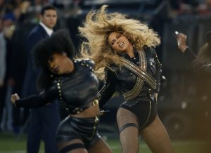 Beyonce durante su presentación en el espectáculo de medio tiempo del Super Bowl 50 de la NFL en en Santa Clara, California el domingo 7 de febrero de 2016. Beyonce trabajó horas extra este fin de semana. Tras lanzar una nueva canción el sábado y su presentación en el Super Bowl junto a Bruno Mars y Coldplay el domingo, la diva anunció una nueva gira de conciertos masivos. (Foto AP/Matt Slocum, archivo)