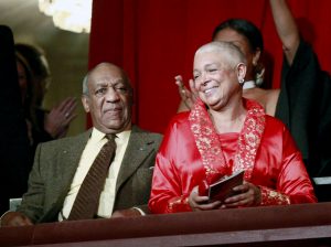 ARCHIVO - En esta imagen de archivo del 26 de octubre de 2009, el comediante Bill Cosby, a la izquierda, y su esposa Camille en el John F. Kennedy Center for Performing Arts antes de que Bill Cosby recibiera el premio Mark Twain Prize al Humor Americano en Washington. Un juez rechazó petición de los abogados de la esposa de Bill Cosby de que se posponga su declaración. Camille Cosby declarará el lunes en un caso de difamación iniciado por siete mujeres que acusan al comediante de agresión sexual. (AP Foto/Jacquelyn Martin, Archivo)