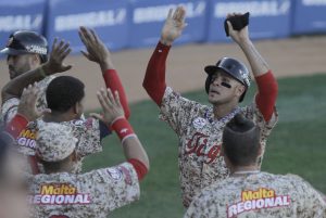 Félix Pérez, del equipo venezolano Tigres de Aragua, celebra con sus compañeros durante la semifinal de la Serie del Caribe contra los Cangrejeros de Santurce, de Puerto Rico. Foto: AP