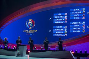 Desde la derecha, Carlos Valderrama, Alexi Lalas, Mario Kempes y Jorge Campos, acompañan a Jurgen Mainka, en el centro, maestro de ceremonias del sorteo de la Copa América Centenario el domingo 21 de febrero de 2016 en Nueva York. (AP Photo/Craig Ruttle)