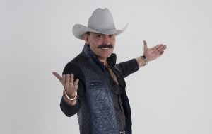 Ernesto Pérez "El Chapo de Sinaloa", señala que las críticas, buenas o malas,  quieren decir que hay alguien que se está fijando en su trabajo. Foto: Cortesía de Televisa