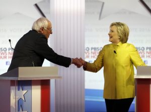 Los aspirantes a convertirse en el candidato del Partido Demócrata a la Casa Blanca, el senador Bernie Sanders y Hillary Clinton, se dan la mano tras un debate durante las primarias del partido en la Universidad de Wisconsin-Milwaukee, el 11 de febrero de 2016, en Milwaukee. (Foto AP /Morry Gash)