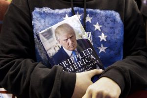 Un partidario del empresario Donald Trump, aspirante a la candidatura republicana a la presidencia, durante un acto de campaña el lunes 8 de febrero de 2016 en Manchester, New Hampshire. (AP Foto/David Goldman)