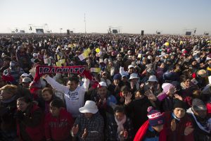 Miles de personas aguardan la llegada del papa Francisco a Ecatepec, Estado de México. Foto: AP