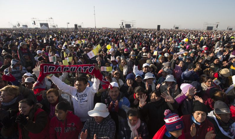 Papa lleva mensaje a suburbio de México plagado de violencia