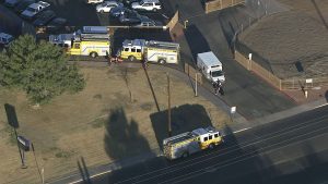 Vehículos policiales y de bomberos corrieron hacia el lugar. Las calles alrededor de la escuela estuvieron acordonadas.