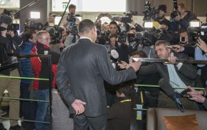 El candidato a la presidencia de la FIFA, príncipe Alí de Jordania, habla con periodistas tras participar en el congreso extraordinario de la CONCACAF el jueves, 25 de febrero de 2016, en Zúrich. (Patrick B. Kraemer/Keystone via AP)