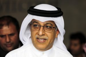 El presidente de la Confederación Africana de Fútbol, jeque Salman bin Ebrahim Al Khalifa, fotogradiado durante el congreso de la organización en Manama, Baréin, el 30 de abril del 2015. La confederación recomendó votar por él para presidente de la FIFA, pero hay quienes dicen que muchas federaciones africanas le darán la espalda. (AP Photo/Hasan Jamali, file)