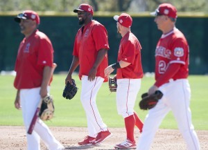 El ex jardinero de los Angelinos de Los Ángeles Vladimir Guerrero, segundo desde la izquierda, conversa con el jugador de cuadro de los Angelinos Johnny Giovatella durante el entrenamiento de primavera, el viernes 26 de febrero de 2016, en Tempe, Arizona. (Kevin Sullivan/The Orange County Register vía AP)