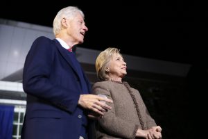 La aspirante demócrata a la nominación del Partido Demócrata, Hillary Clinton, y su esposo, el expresidente Bill Clinton, antes de un discurso en el "Get Out The Vote Rally" en Columbia, South Carolina, el 26 de febrero de 2016. (Foto AP/Gerald Herbert)