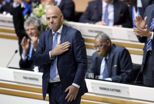 El nuevo presidente de la FIFA, Gianni Infantino, saluda a los delegados tras ganar la elección el viernes, 26 de febrero de 2016, en Zúrich, Suiza. (AP Photo/Michael Probst)