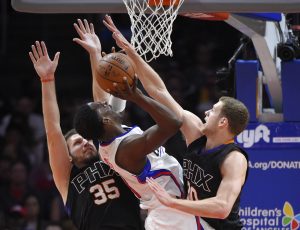 El jugador de los Clippers de Los Angeles Jeff Green, en el centro, lanza a canasta rodeado de los jugadores de los Suns de Phoenix Mirza Teletovic y Jon Leuer, en la primera mitad de su partido de NBA el lunes 22 de febrero de 2016 en  Los Angeles. (AP Foto/Mark J. Terrill)