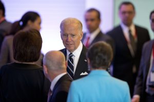 El vicepresidente de Estados Unidos, Joe Biden, habla con miembros de la delegación de su país a la llegada a una reunión del Diálogo Económico de Alto Nivel entre México y Estados Unidos en la Ciudad de México el jueves 25 de febrero de 2016. Biden encabeza la delegación que visitó México para conversaciones anuales encaminadas a impulsar la economía y los vínculos comerciales entre ambas naciones. (Foto AP/Rebecca Blackwell)