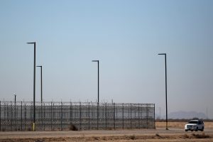 El Centro de Detenciones Eloy ha reportado 14 muertes desde el 2004, incluyendo varios suicidios. Foto: AP