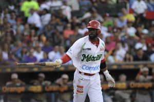 Justin Greene, de los Venados de Mazatlán, México, se dirige a la inicial tras gestionar una base por bolas en la primera entrada de la final de la Serie del Caribe contra Venezuela, el domingo 7 de febrero de 2016  (AP Foto/Roberto Guzman)