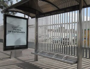 Los mensajes de Yoko están en todos los paraderos de autobuses de la ciudad de México. Foto: Cortesía