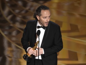 Emmanuel Lubezki Lubezki, quien logró su victoria tras haberse alzado con el premio por "Birdman" en 2015 y "Gravity" en 2014, le dedicó el galardón a su esposa y a sus padres y exaltó a sus colegas nominados