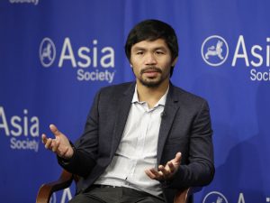 En esta imagen de archivo, tomada el 12 de octubre de 2015, el boxeador Manny Pacquiao responde peguntas en el Asia Society de Nueva York. (Foto AP/Seth Wenig, Archivo)