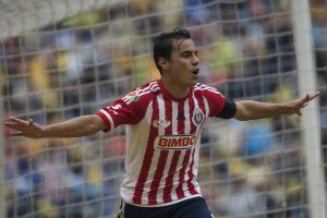 El delantero Omar Bravo echó por la borda la oportunidad de devolverles la ventaja a las Chivas a los 59 minutos, cuando su tiro desde los 11 pasos fue desviado por el arquero argentino Federico Vilar.