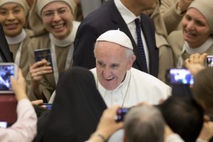 El papa propone un mundo donde hay lugar para los pobres, los olvidados; los que son diversos; los que vienen de tierras lejanas empujados por el hambre, la guerra y la violencia; los que hablan otras lenguas.