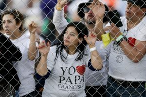 Gente esperando para ver al papa Francisco a su salida de una misa multitudinaria en CIudad Juárez, México, el 17 de febrero de 2016.  (AP Foto/Gregory Bull)