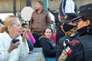 Parientes de reos hablan con la policía afuera de la prisión de Topo Chico, donde se produjo un enfrentamiento alrededor de la medianoche, en Monterrey, México, el jueves 11 de febrero de 2016. Decenas de reos murieron y varios quedaron heridos en un pleito entre dos facciones rivales en esta cárcel del norte de México, informó el gobernador estatal. (Foto AP/Emilio Vázquez)