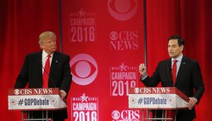 El precandidato presidencial republicano, el senador de Florida Marco Rubio, a la derecha, durante el debate republicano. A su derecha, el empresario Donald Trump escucha a su rival durante el debate republicano efectuado en el Peace Center de Greenville, South Carolina el sábado 13 de febrero de 2016. (Foto AP/John Bazemore)