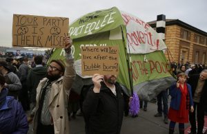 Personas protestan con pancartas y una tienda de campaña durante una manifestación para exigir a las autoridades de la ciudad que haga más por ayudar a las personas sin hogar en San Francisco. Foto: AP