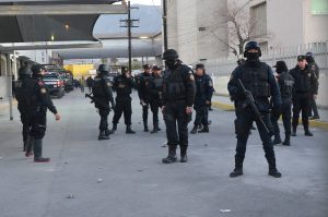 Policías vigilan la entrada del penal de Topo Chico, donde un enfrentamiento dejó 49 reclusos muertos en Monterrey, México, el jueves 11 de febrero de 2016. Las autoridades que ingresaron en el penal para investigar los hechos de violencia encontraron que muchas celdas tenían amplios lujos, como saunas, televisiones y acuarios. (AP Foto/Emilio Vázquez)