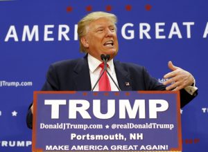 El precandidato presidencial republicano Donald Trump durante un acto de campaña en el Great Bay Community College el jueves 4 de febrero de 2016 en Portsmouth, New Hampshire. Adele puede estar en contra de que Trump toque su música en sus actos de campaña, pero si el precandidato pagó por los derechos puede usarla. (Foto AP/Robert F. Bukaty)