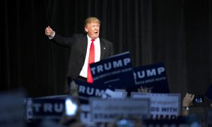 El aspirante presidencial republicano Donald Trump se prepara para hablar en un acto de campaña en Stlanta el domingo, 21 de febrero del 2016. (Foto AP /David Goldman)