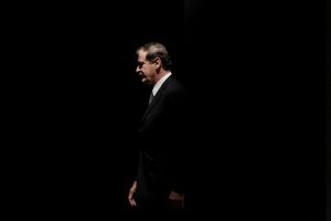 ARCHIVO - Fotografía de archivo del 18 de octubre de 2011 muestra al ex presidente mexicano Vicente Fox caminando en el escenario para dirigir un discurso en el CATO Institute, en Washington. Mexicanos respaldaron el viernes 26 de febrero de 2016 a Fox en su altercado verbal con Donald Trump, después de que Fox calificó al precandidato presidencial republicano como "loco" y un "falso profeta", y Trump respondió que él debería avergonzarse por haber utilizado leguaje soez. (Foto AP/Pablo Martínez Monsiváis, archivo)