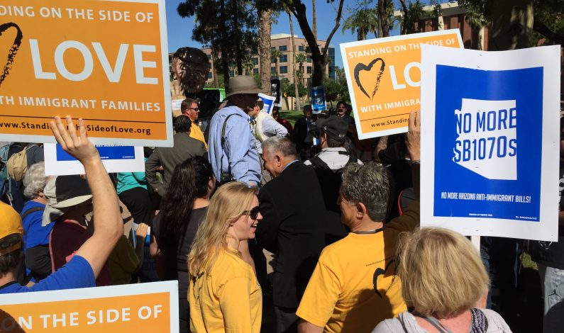 Protestan contra el odio y medidas antiinmigrantes en Phoenix